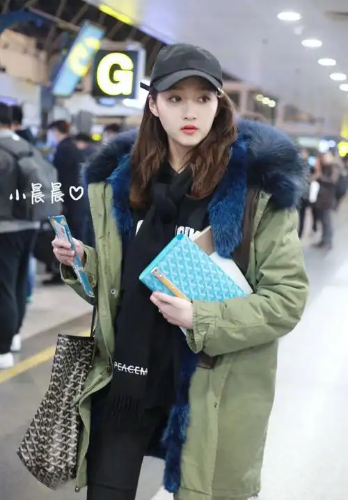 关晓彤 机场 私服