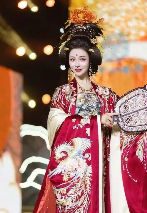 现在的走秀,给网红做的古装造型都这么"卷"吗?