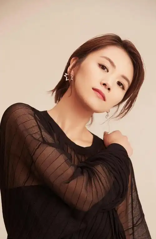 包含曹曦文素颜写真显纯真本色_曹曦文图片的词条