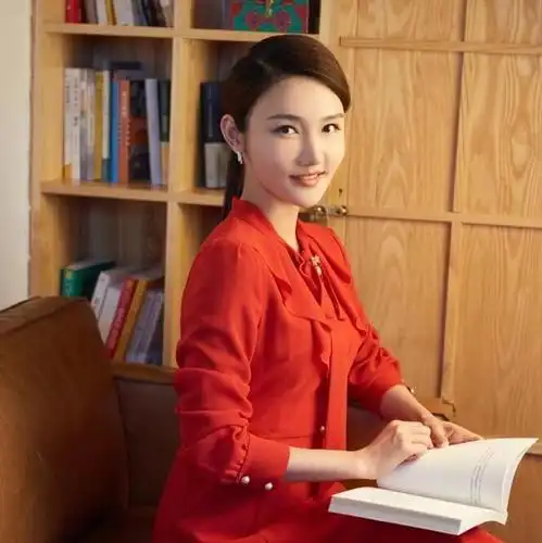 中国诗词大会和知识竞答大会的主持人龙洋,你更喜欢哪一个?