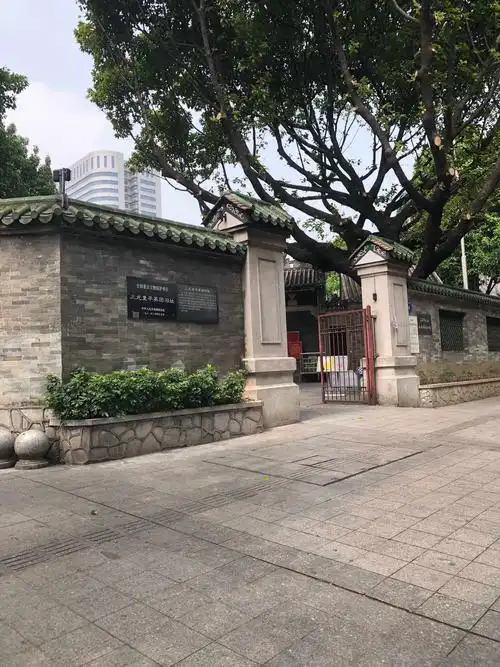 然后妈妈就带我去参观了三元里古庙!