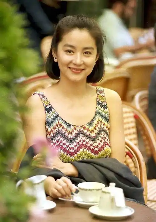 林青霞晒70岁生日照片上热搜!她离婚了吗?