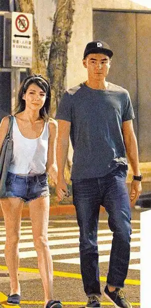 阮经天与女友许玮宁甜蜜约会 深夜牵手散步(图)