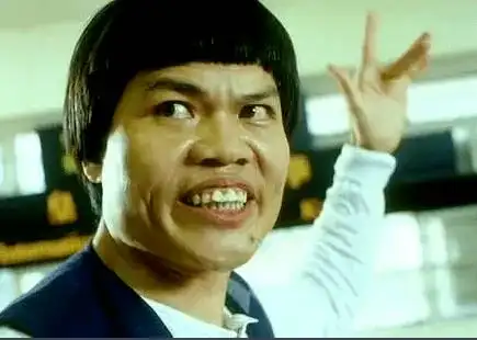 八两金原名叶竟生,凭借着这张"鬼斧神工"的脸被誉为香港第一丑男,出道