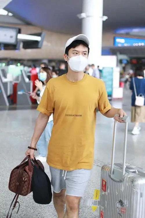 组图:茅子俊暖黄色上衣清新简约 为粉丝暖心签名超亲切