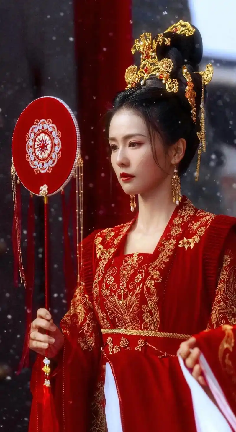 当红女星的古装红色结婚造型,白鹿端庄,宋轶温柔,热巴妩媚