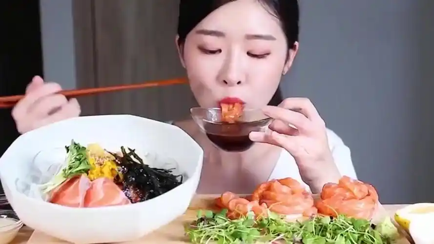 韩国美女吃货吃三文鱼和米饭看看这吃相吃得太香了