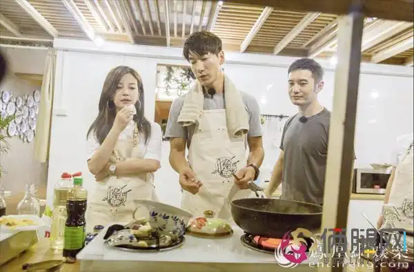 黄晓明《中餐厅》"镇店之宝"遭嫌弃 赵薇:扔海里!