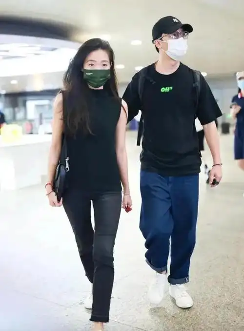 黄轩带女友走机场她戴口罩难掩普通单眼皮o型腿和黄轩太不搭