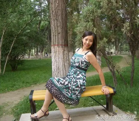 端庄气质阿姨国外旅游美拍