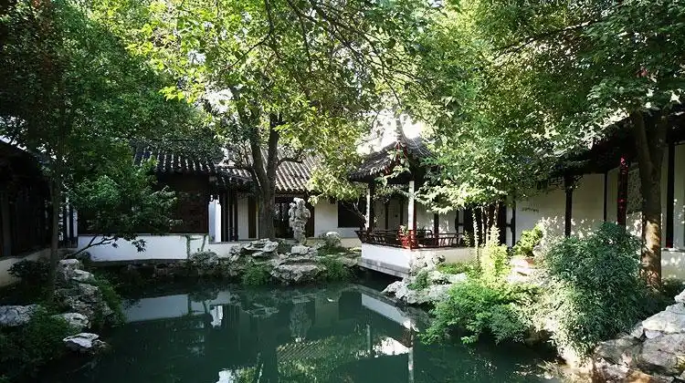 装修新闻 享受精品生活 简欧风格卧室设计 卧室对我们来说很重要,人