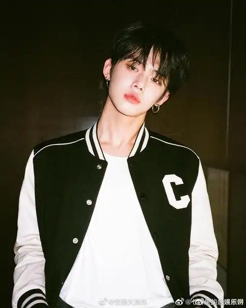 崔然竣黑发拍立得照片来啦!__财经头条