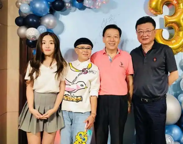 52岁王宁近照,主持28年零失误,老婆结婚30年颜值没变化