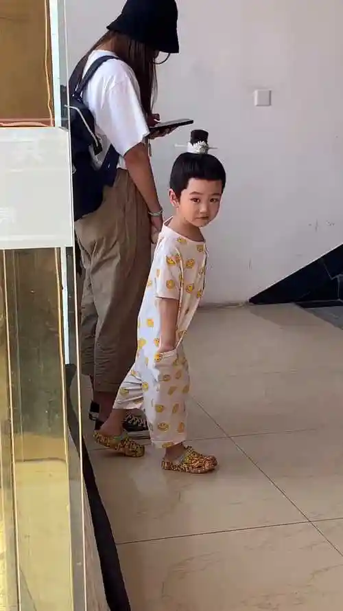 小朋友演成毅的小时候_腾讯视频