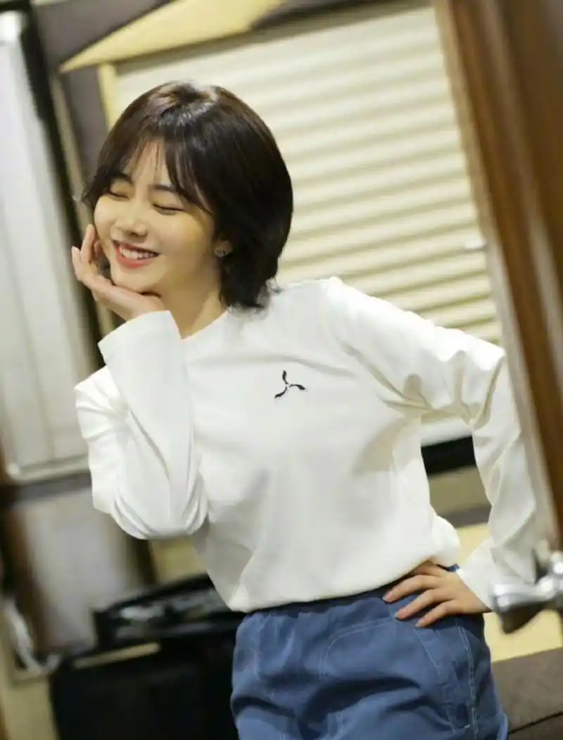 谭松韵在剧组拍生活照,剪了短发太甜美了,说她是十九岁学生我也能信