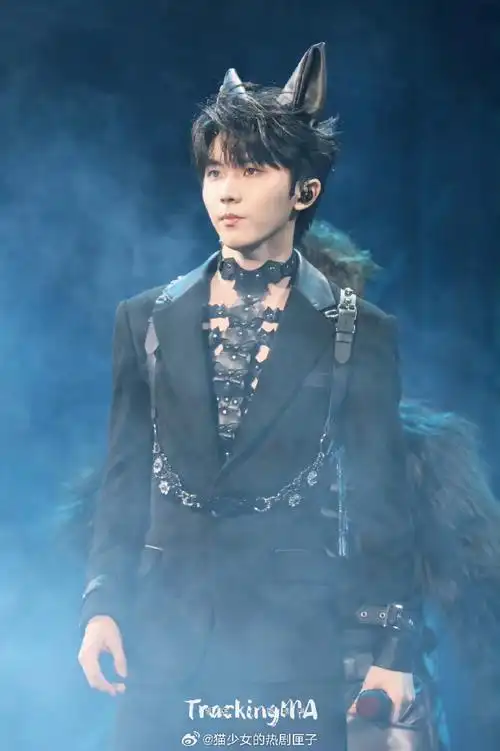 时代少年团今天换妆造了##马嘉祺爱心露背拖尾礼服