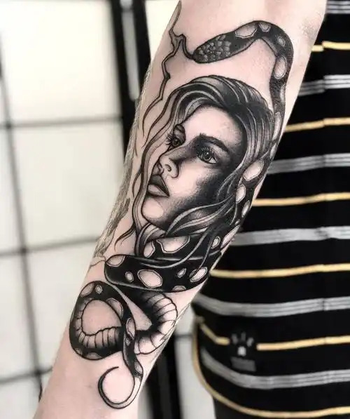 小臂黑灰美女蛇纹身图案