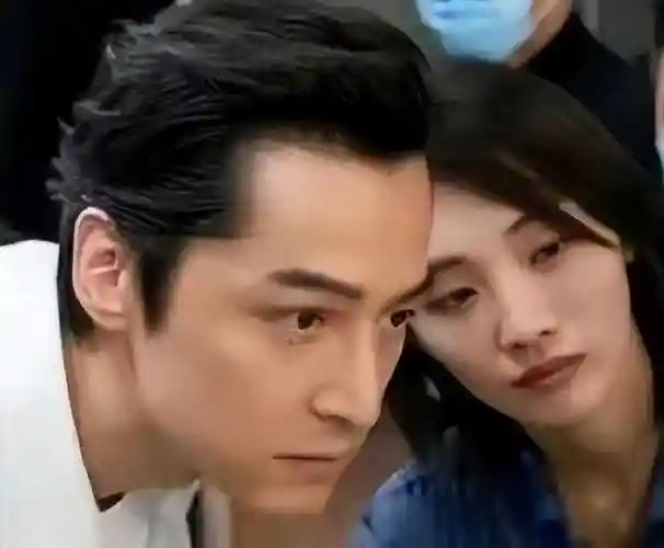 胡歌携爱妻西藏游大包小包一手包揽展现完美好男人形象