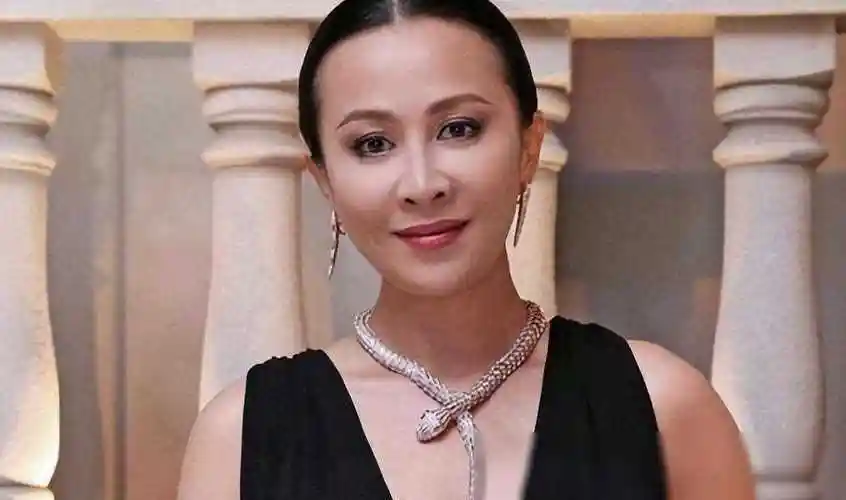 刘嘉玲晨跑被拍,素颜照引发热议,网友惊呼:竟似邻家奶奶