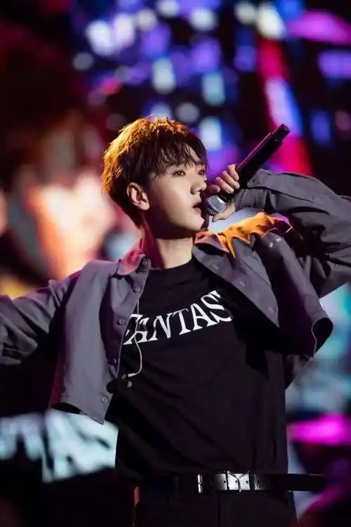 汪苏泷恋情被爆,却无人塌房,"音乐圈顶流"身份被质疑_网友_话题_歌曲