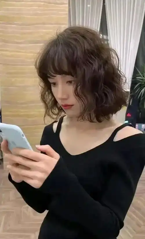 2021年短发流行烫发型女 减龄的短发烫发发型图片男生