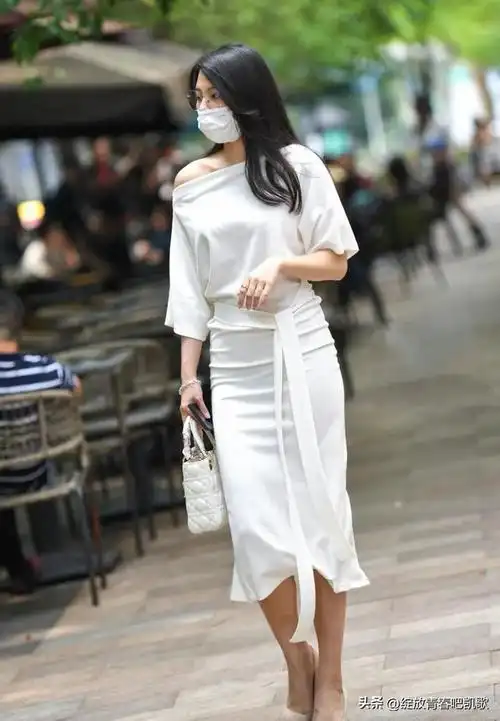 白色纱裙配什么颜色上衣好看,什么上衣配纱裙好看(米白色长裙加同色