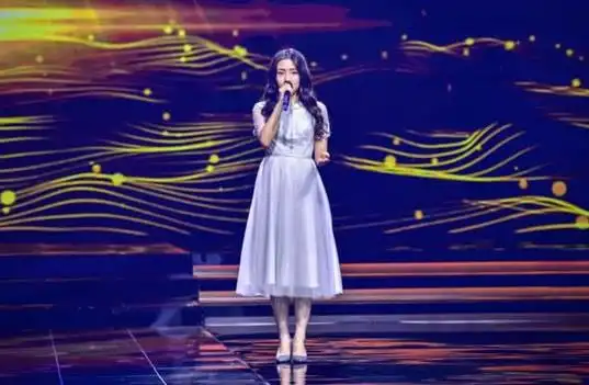 歌手郭沁的腿怎么了 坐在椅子上唱歌的原因是什么