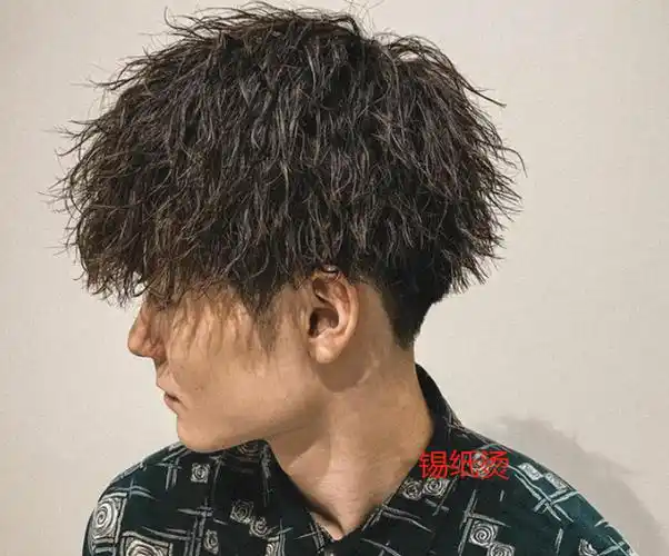 锡纸烫和烟花烫的区别:外形不同,制作方法不同,特点不同,效果不同