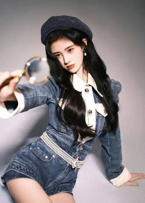鞠婧祎新年写真甜酷满分贝雷帽遮秀发氛围感十足