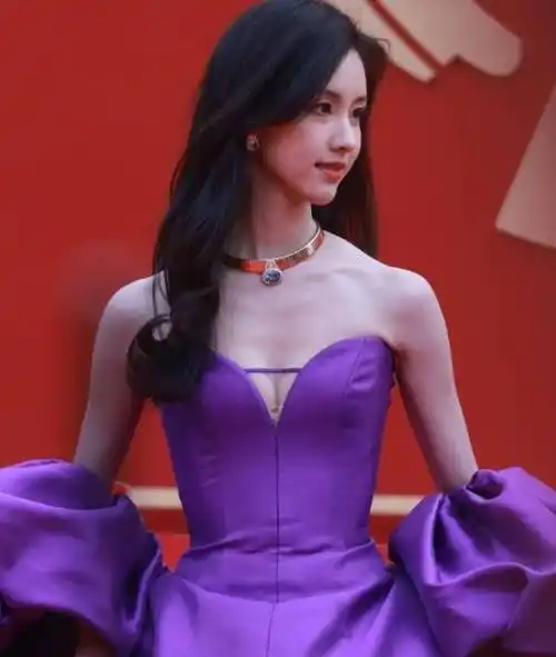 陈都灵身穿紫色深v礼服出席活动显得十分迷人_气质_感觉_美貌