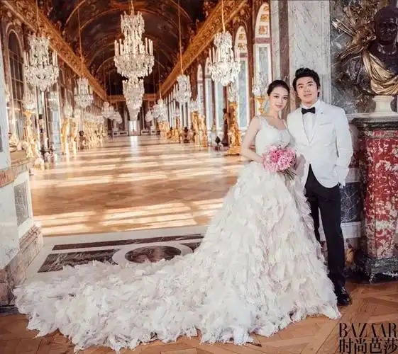 现在的吉娜是大家都知道了,她是一位90后,德韩混血,芳名吉娜·爱丽丝