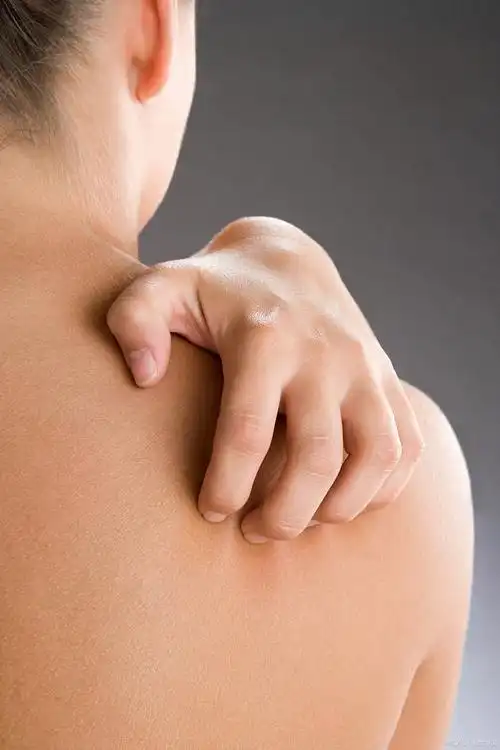 如果身体缺乏维生素b,会容易引起皮肤瘙痒,而日常生活中长期的抑郁