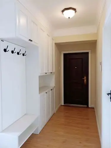 对于较长的玄关户型,一般来说开发商在户型设计的时候会预留出鞋柜