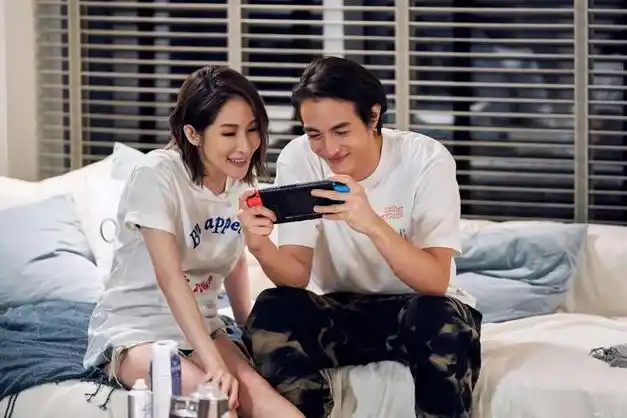 44岁萧亚轩疑现新恋情与小15岁签约新人逛街或开始第7段恋情