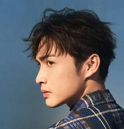 男生梳碎刘海更有活力感年轻男孩碎刘海短发阳光又帅气