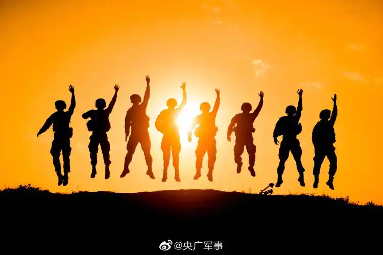 美图!冬日夕阳下步兵的绝美剪影