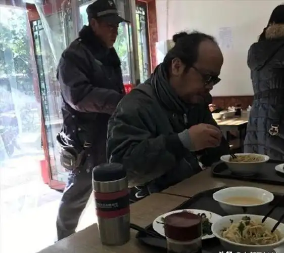 王菲前夫窦唯现状曝光开小电炉吃路边摊不修边幅却住北京豪宅