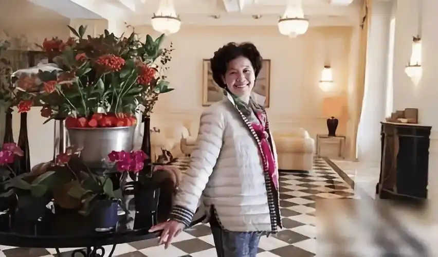 52岁杨钰莹的"豪宅"火了,一个人,养花种菜,与狗相伴,一进屋就被治愈