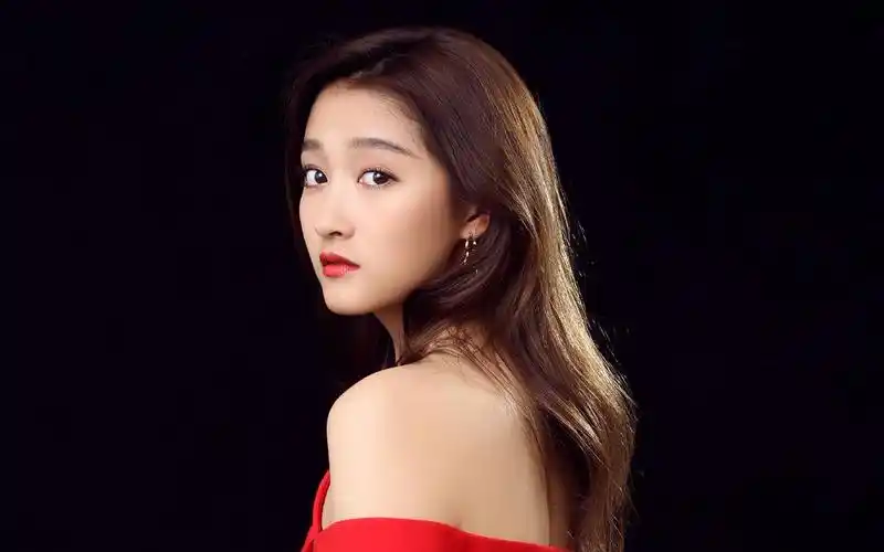 鹿晗女友关晓彤红裙摄影写真