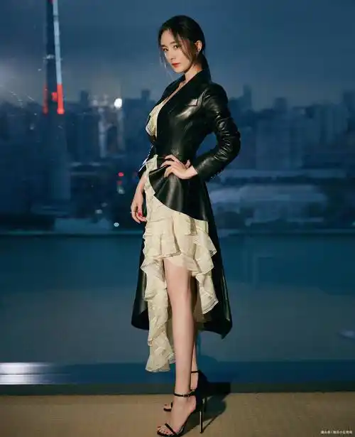 像杨幂一样,全身选择两款皮具