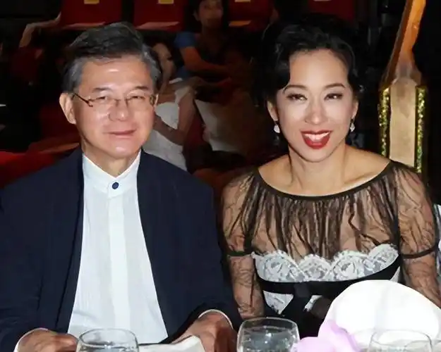 罗康瑞夫妇看舞台剧,朱玲玲穿黑色衣服气质优雅,霍启刚也现身了
