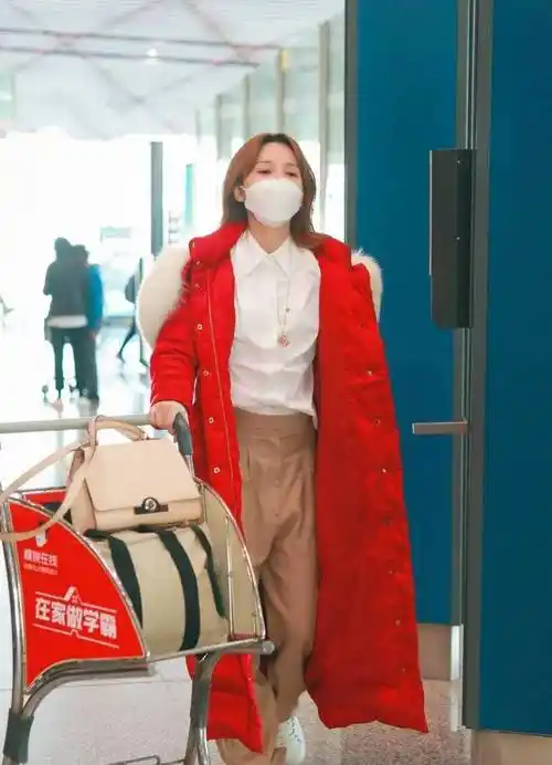 李小璐的衣品太好了穿红色羽绒服配小脚裤走机场清纯又时髦