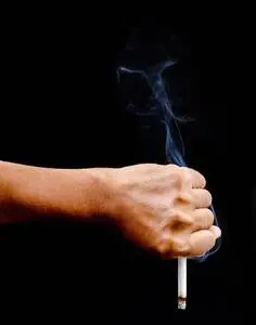 颠倒的男人手夹烟烟照片