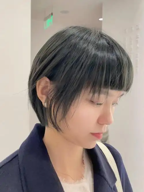 清爽 随性 减龄92颜色是青灰色的发色 未来两个月后褪色后头发不会