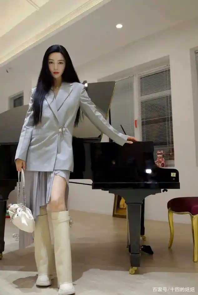 范冰冰现身看展,打扮清纯靴子却厚重,搭配失误腿太显胖
