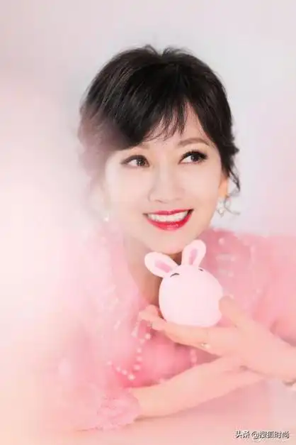 赵雅芝45岁穿衣搭配(赵雅芝穿粉色娃娃领衬衫扮小兔子)(14)