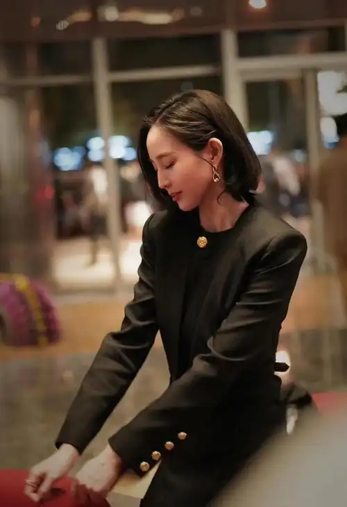 张钧甯上海活动出席,"静奢风"高级霸气,消瘦过度男相化严重