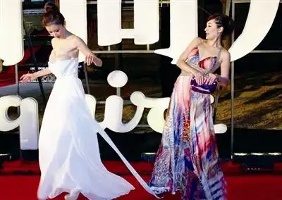 孙菲菲裙摆被踩露内衣尴尬现场图还原真相图3