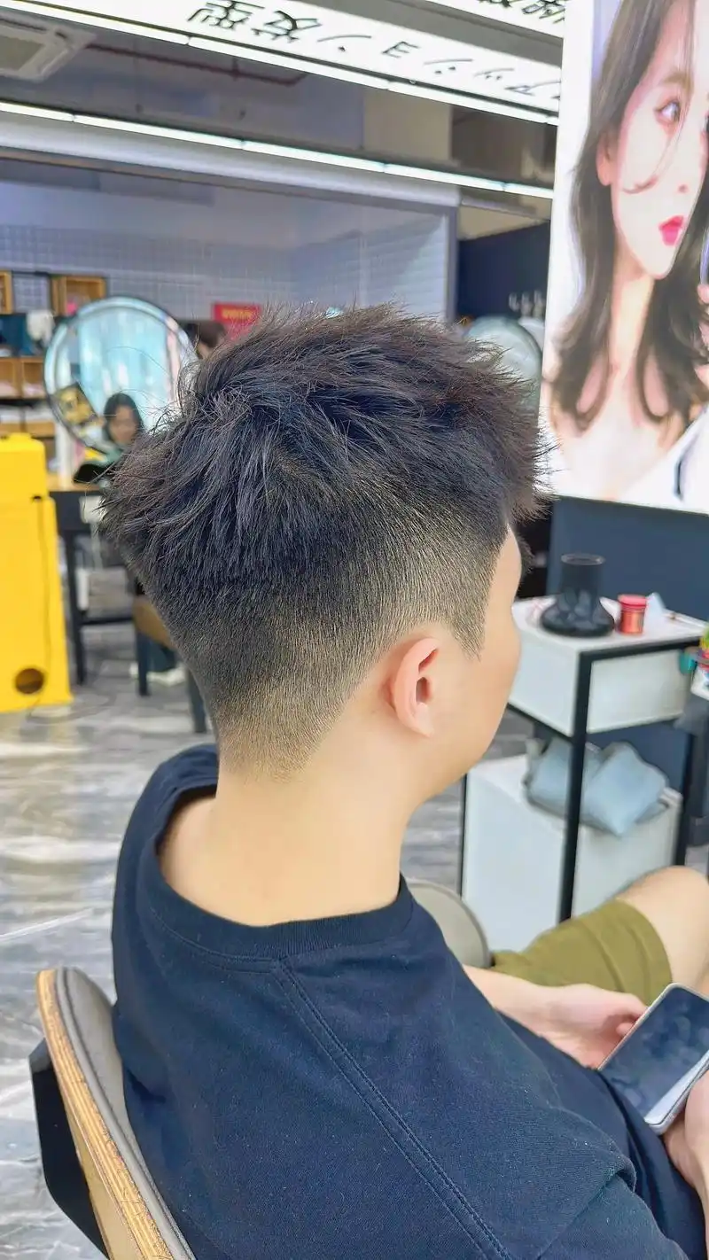 男生夏季短发推荐男生夏季发型适合额头短,圆脸微胖的男生高级 - 抖音