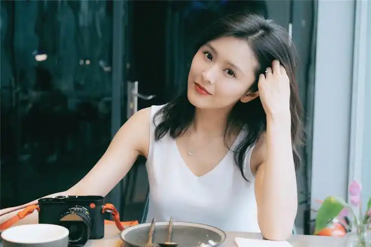 王蕾初春最新写真曝光 一笑百媚港范儿吸人眼球